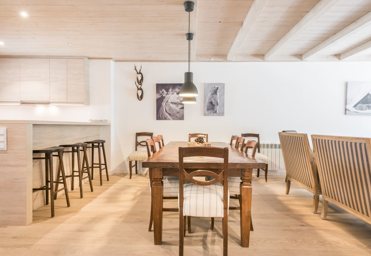 Cocina americana de la casa Eth Mur de Totiaran, Urbanización Val de Ruda, a pie de pistas