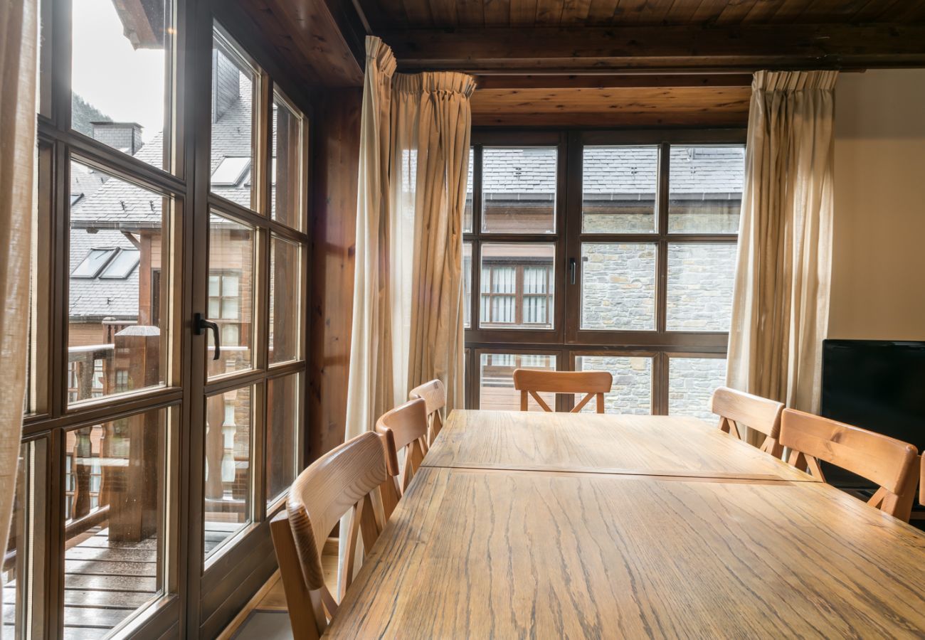 Comedor del apartamento Tulmas by Totiaran. Urbanización Val de Ruda. A pie de pistas