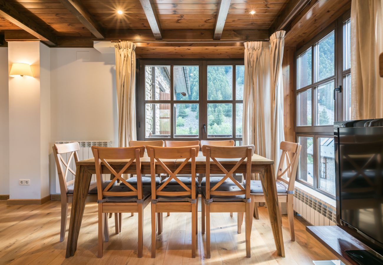 Comedor del apartamento Tulmas by Totiaran. Urbanización Val de Ruda. A pie de pistas