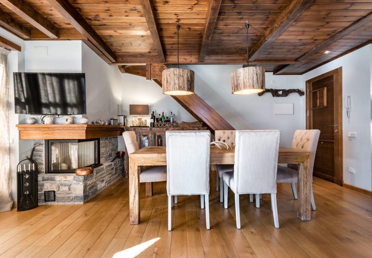 Precioso comedor del apartamento vacacional Marmotes by Totiaran, a pie de pistas