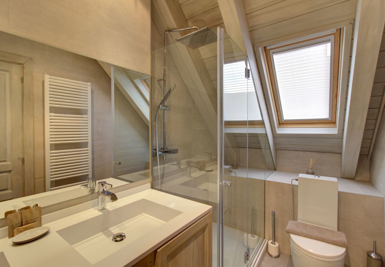Bathroom of the Varrados by Totiaran apartment at the foot of the slopes