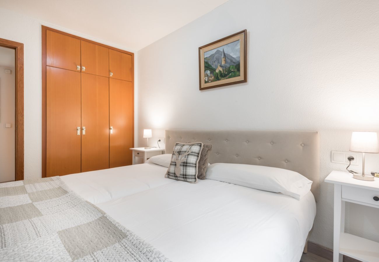 Eth Pradeth by Totiaran bedroom Baqueira center, at the foot of the slopes