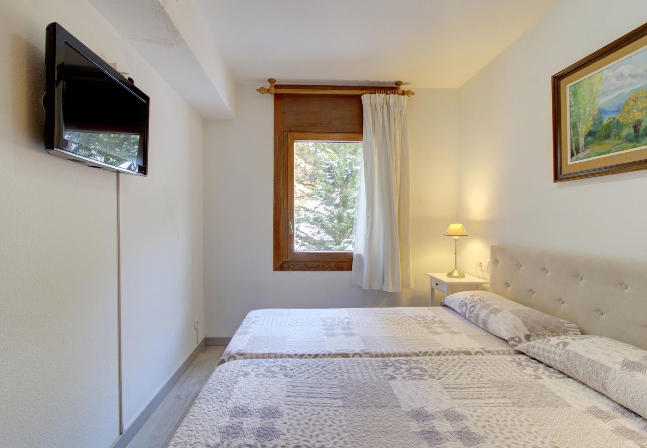 Master bedroom Eth Turcalh by Totiaran, Baqueira apartment on the slopes