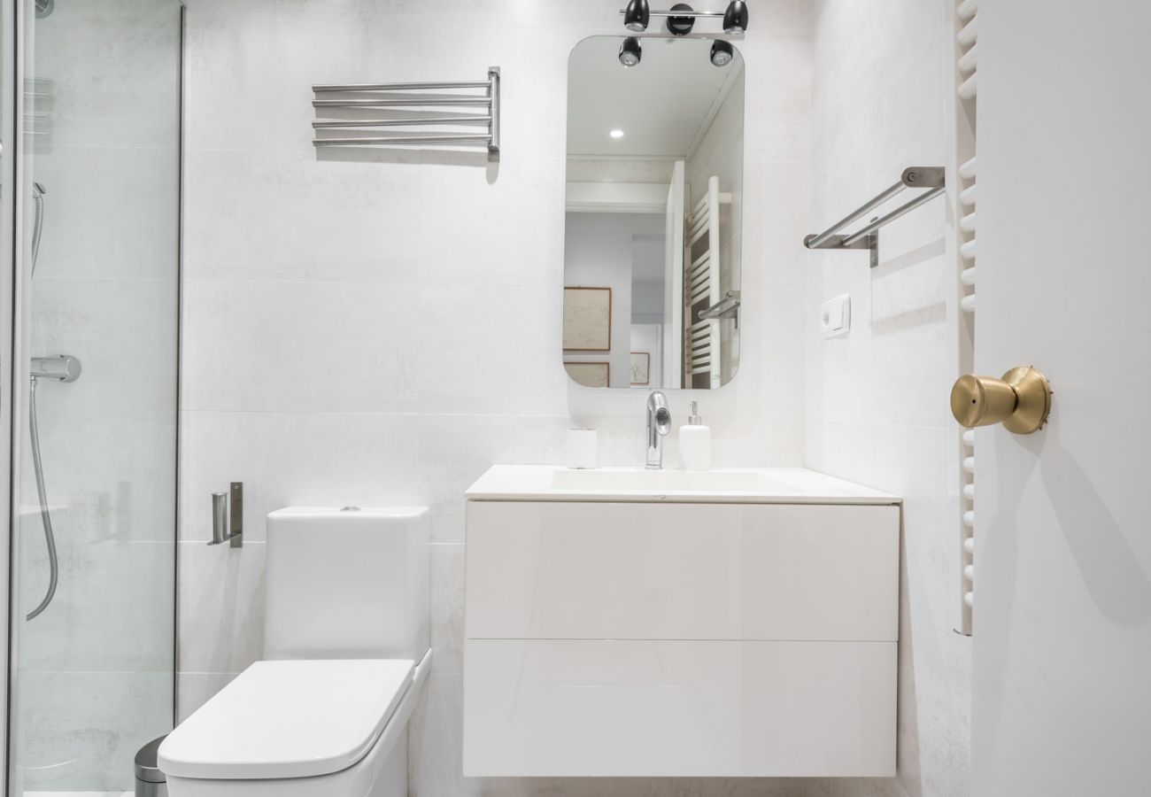 Renovated bathroom of the Era Piusa by Totiaran apartment. Baqueira center