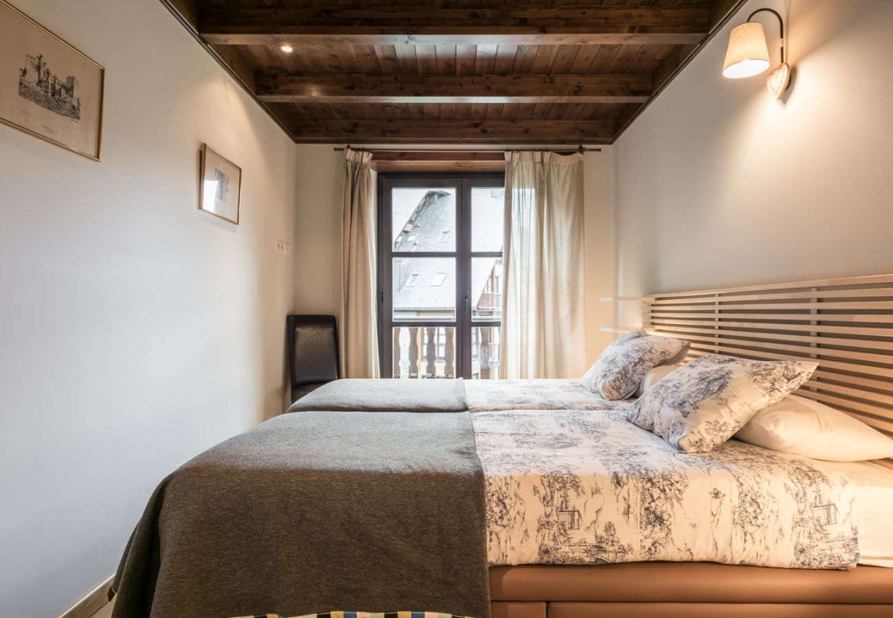 Beautiful bedroom of the Tulmas by Totiaran apartment. Located in Val de Ruda. At the foot of the slopes.