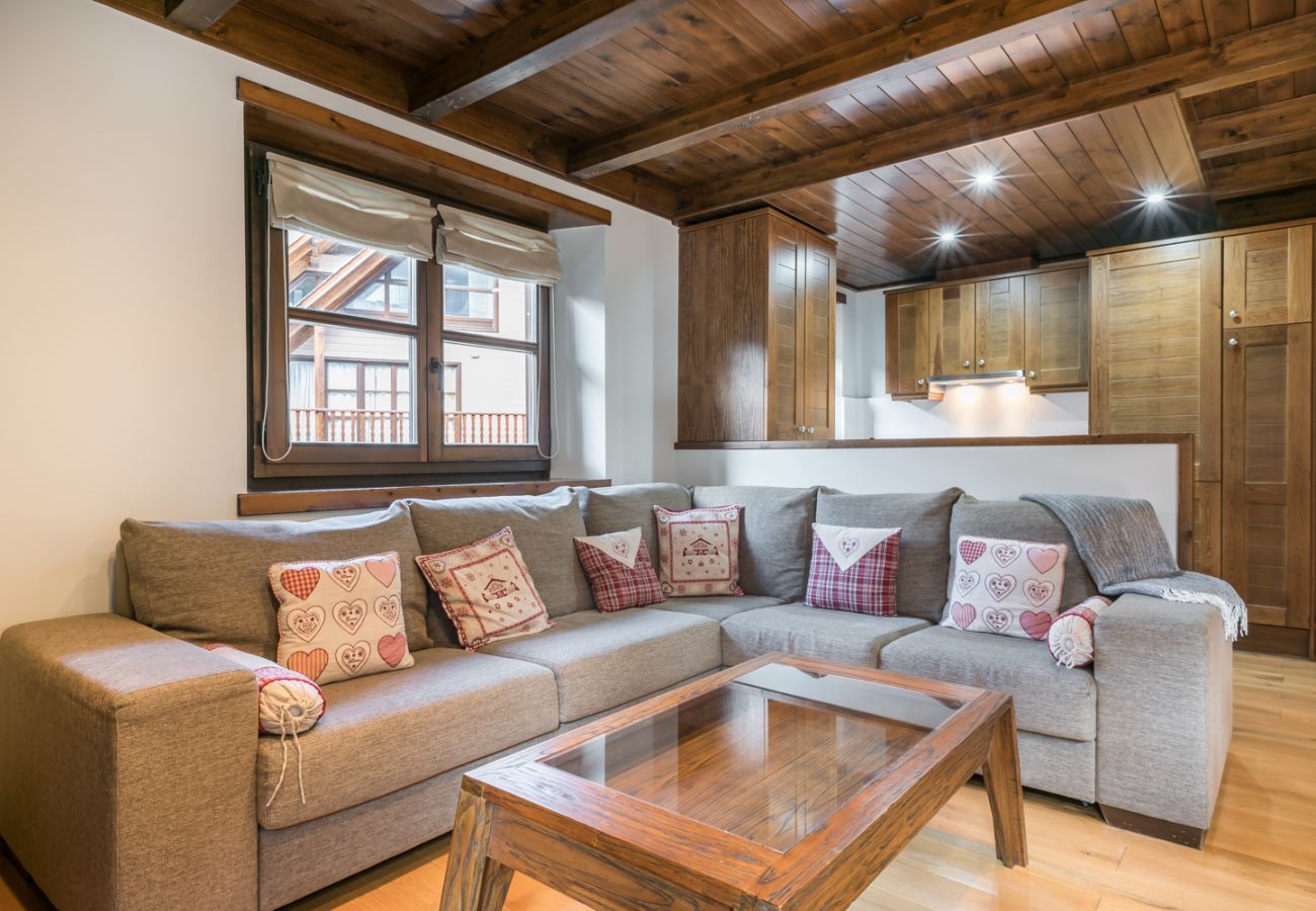 Dining room of the Tulmas by Totiaran apartment. Val de Ruda urbanization. At the foot of the slopes