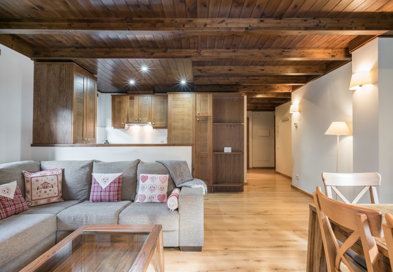 Dining room of the Tulmas by Totiaran apartment. Val de Ruda urbanization. At the foot of the slopes
