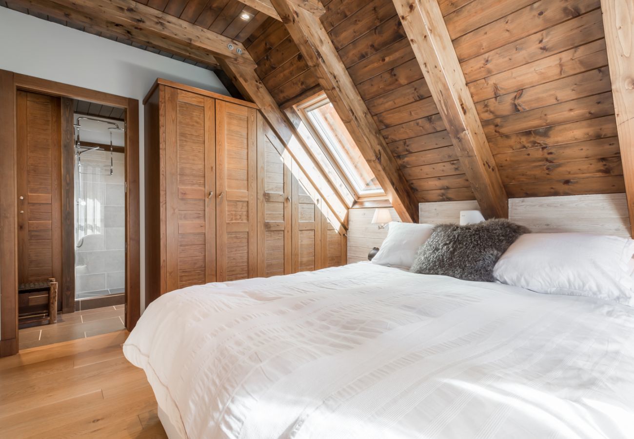 Beautiful bedroom of the holiday apartment Marmotes by Totiaran, at the foot of the slopes