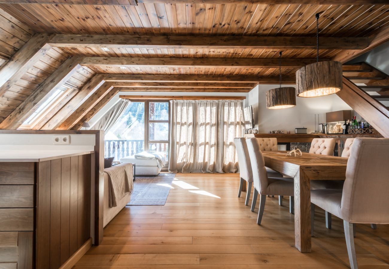 Beautiful dining room of the holiday apartment Marmotes by Totiaran, at the foot of the slopes