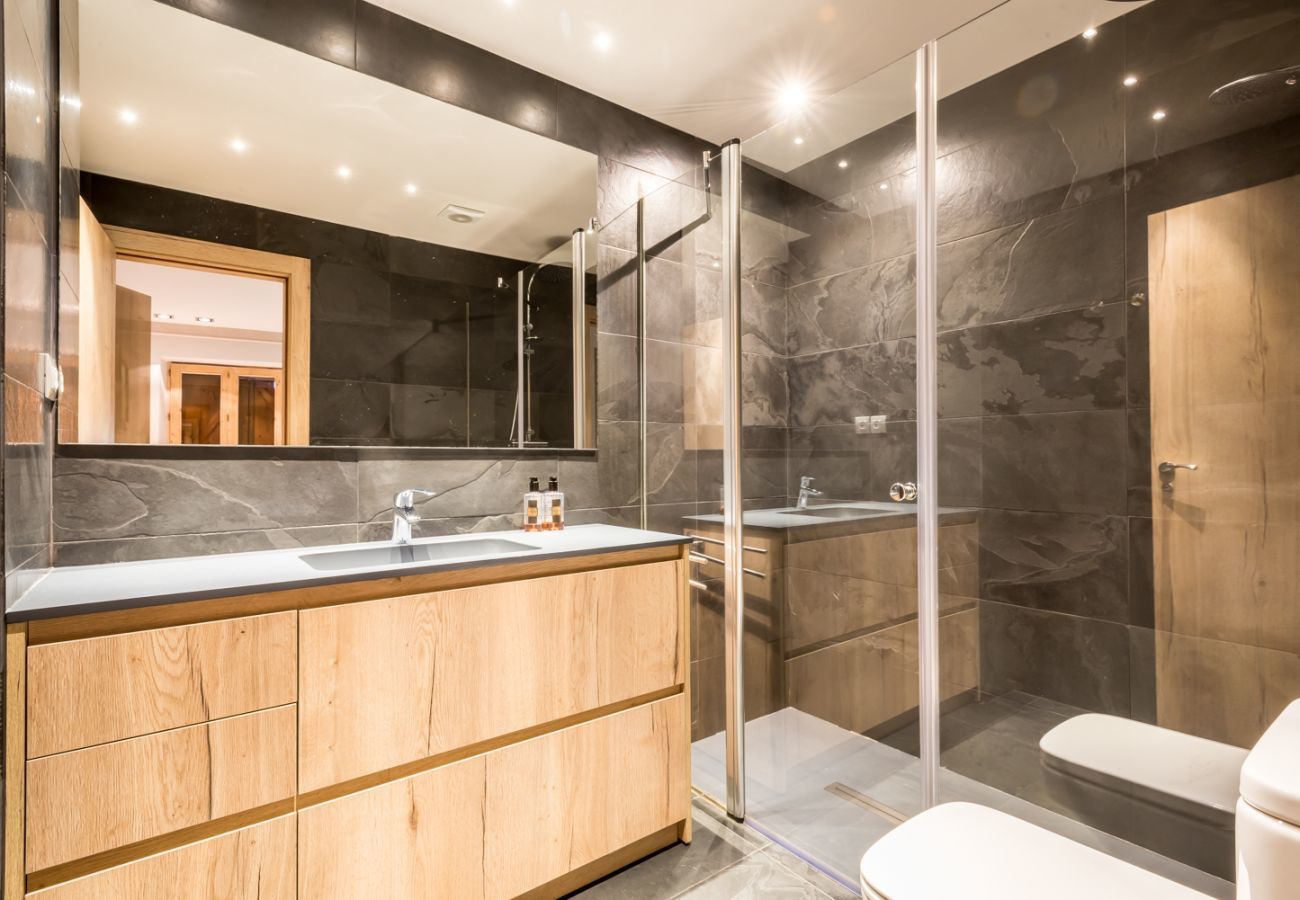 Bathroom of the Peira Arroja apartment by Totiaran, Nin de Beret, Baqueira, at the foot of the slopes