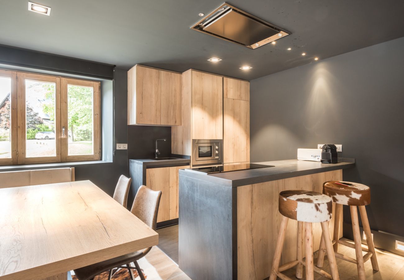 Kitchen of the Peira Arroja apartment by Totiaran, Nin de Beret, Baqueira, at the foot of the slopes