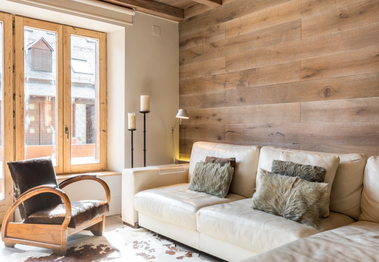 Living room of the  apartment  Peira Arroja by Totiaran, Nin de Beret, Baqueira, at the foot of the slopes