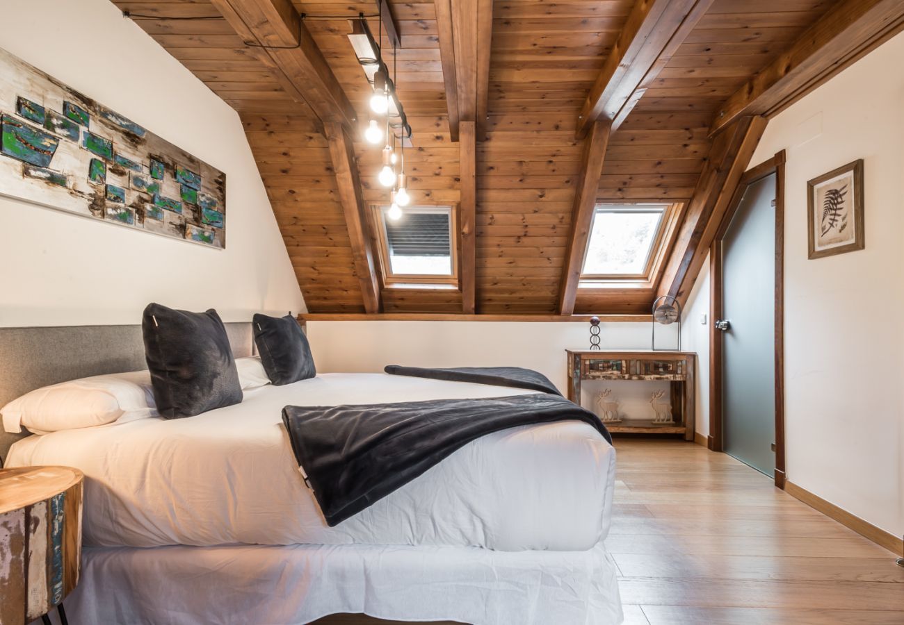 Casa Pujo by Totiaran, located in Salardu, 5km from Baqueira 1500